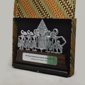 Souvenir Premium Wayang gunungan pandawa lima stage kayu Tidiart