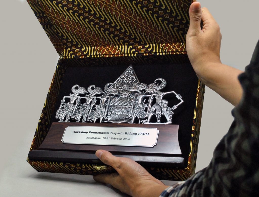 Souvenir Premium Wayang Gunungan Pandawa 5 Logam Stage  